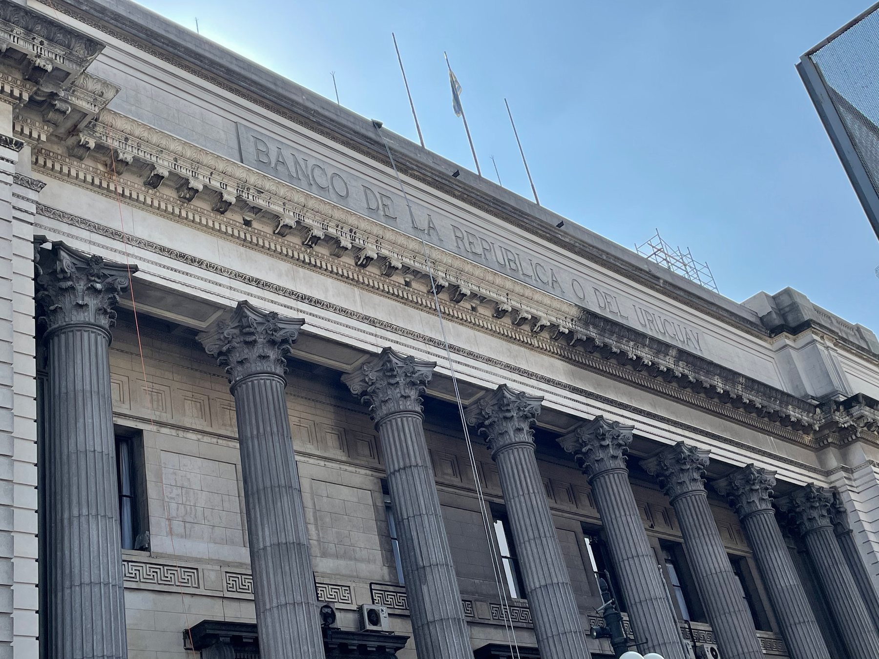 Fachada con columnas corintias del Banco de la República Oriental del Uruguay