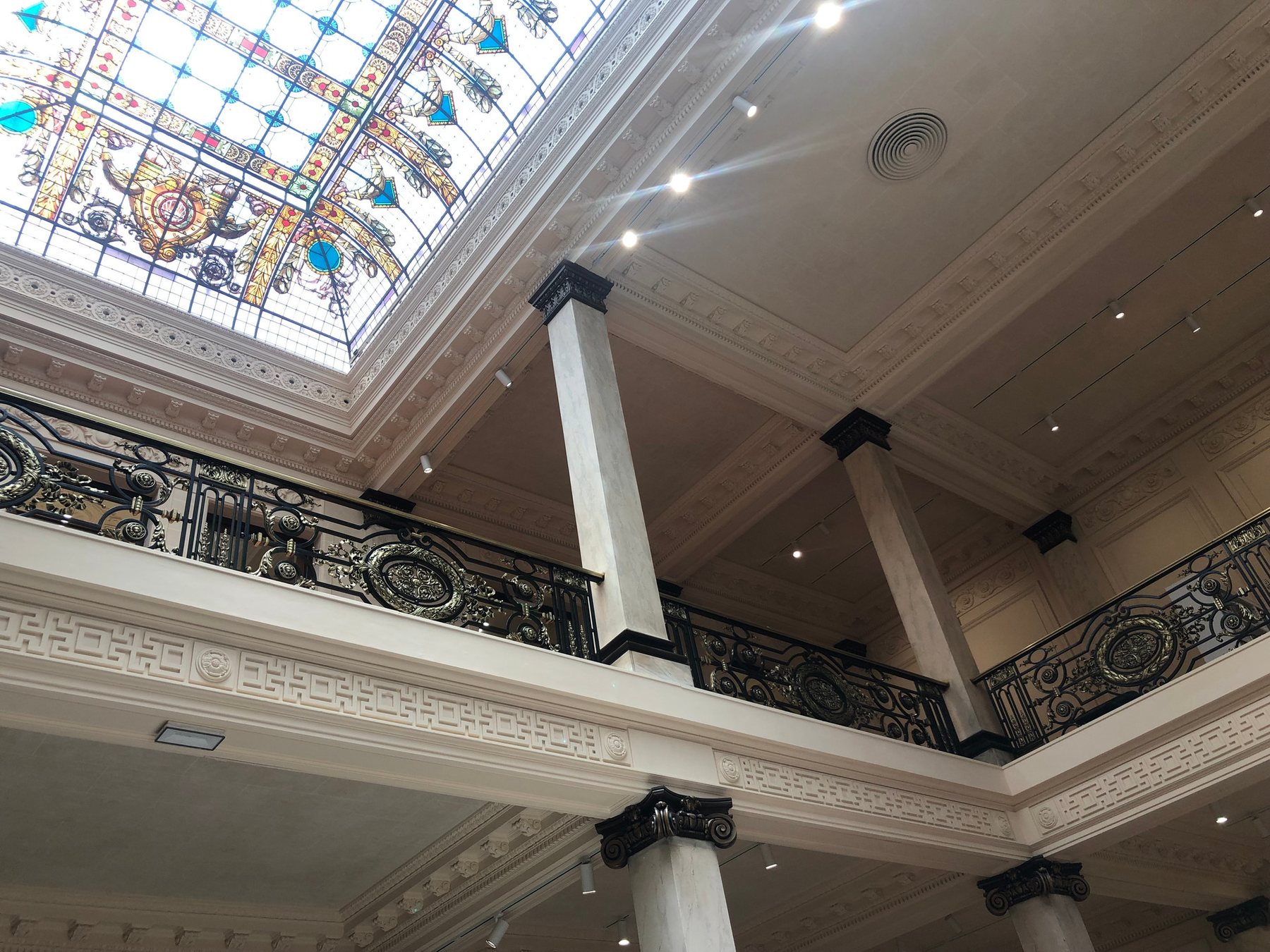 Interior patrimonial con vitral y herrería ornamental restaurada