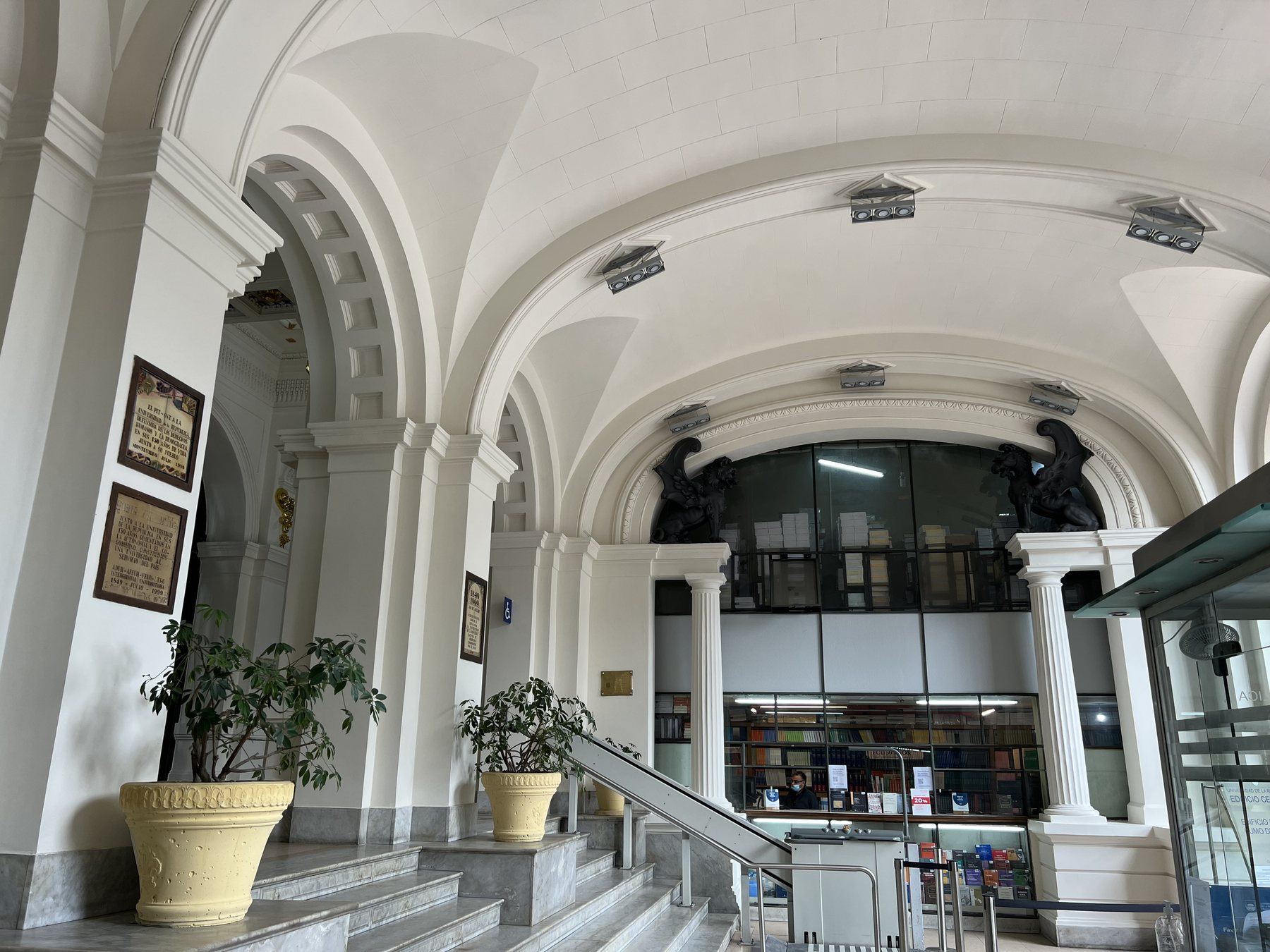 Interior patrimonial restaurado de la Facultad de Derecho de la UdelaR, con yeserías, ornamentos dorados y esculturas de bronce